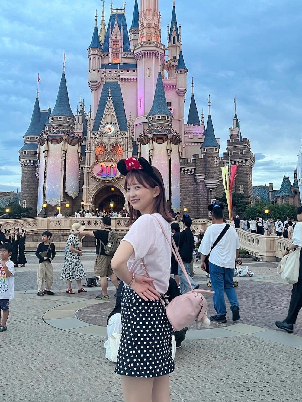「ディズニーコーデ、ディズニー、ディズニーランド、ミニスカート、マリーちゃんコーデ」｜「SpRayのアイテム（スカート、ブラック系）」を使った、kanon さん（レディース・161cm）の秋コーディネートの2枚目の写真