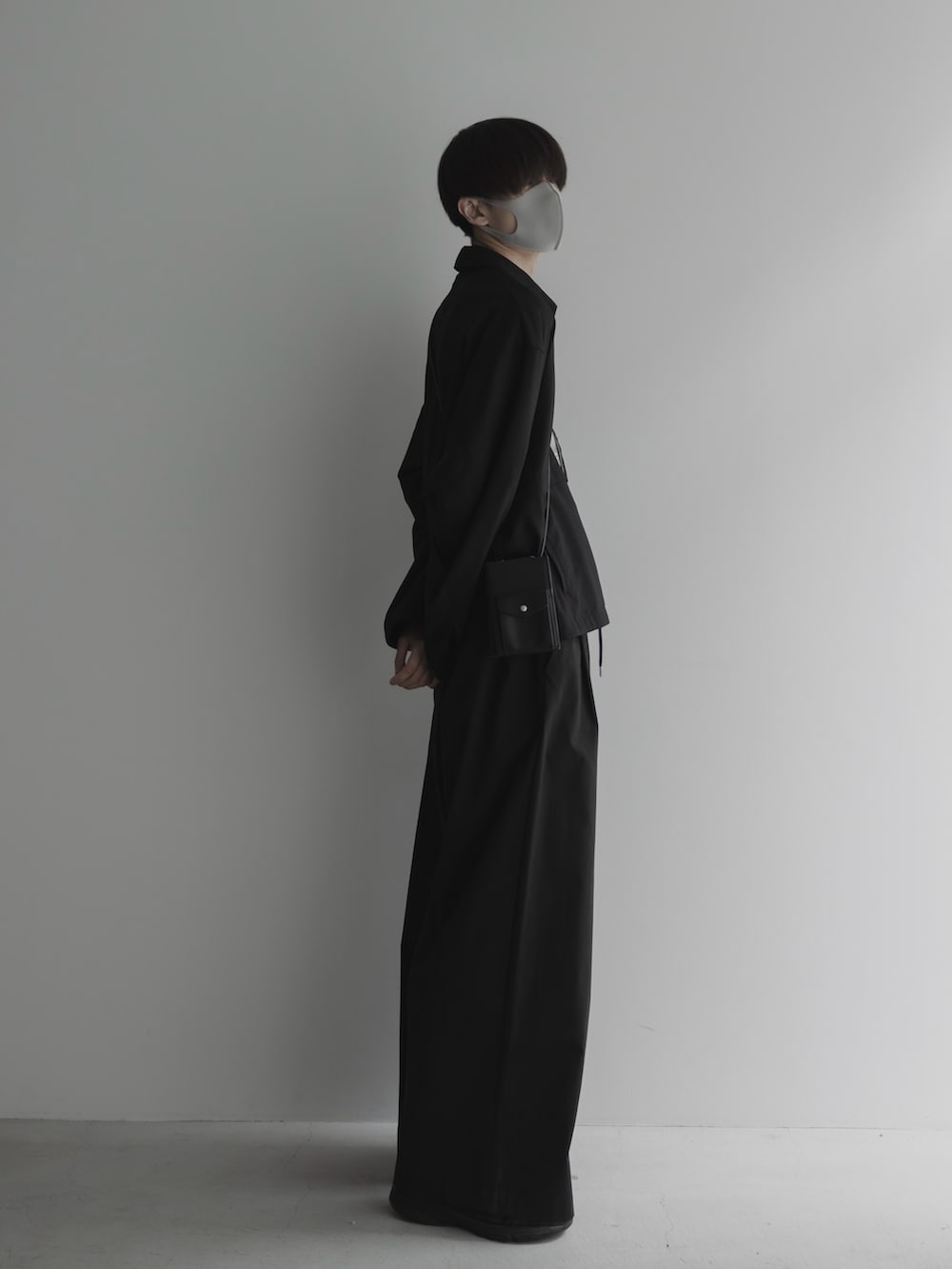 ホワイト系のトップスを着用したメンズの春コーディネートの3枚目の写真