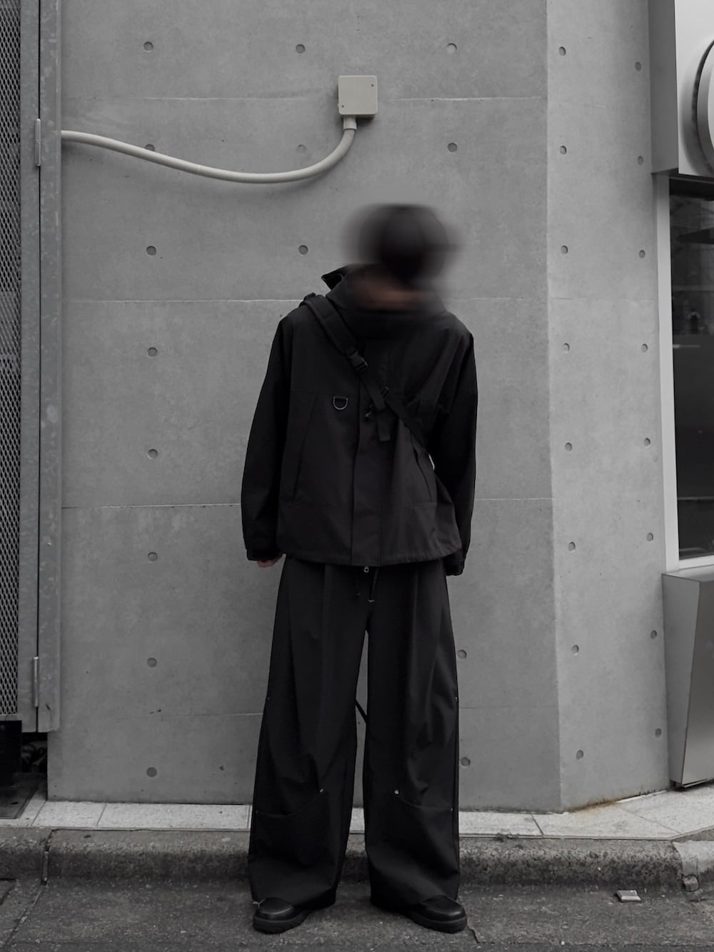 ブラック系のその他パンツ、ブラック系のブルゾンを着用したメンズの秋コーディネートの3枚目の写真