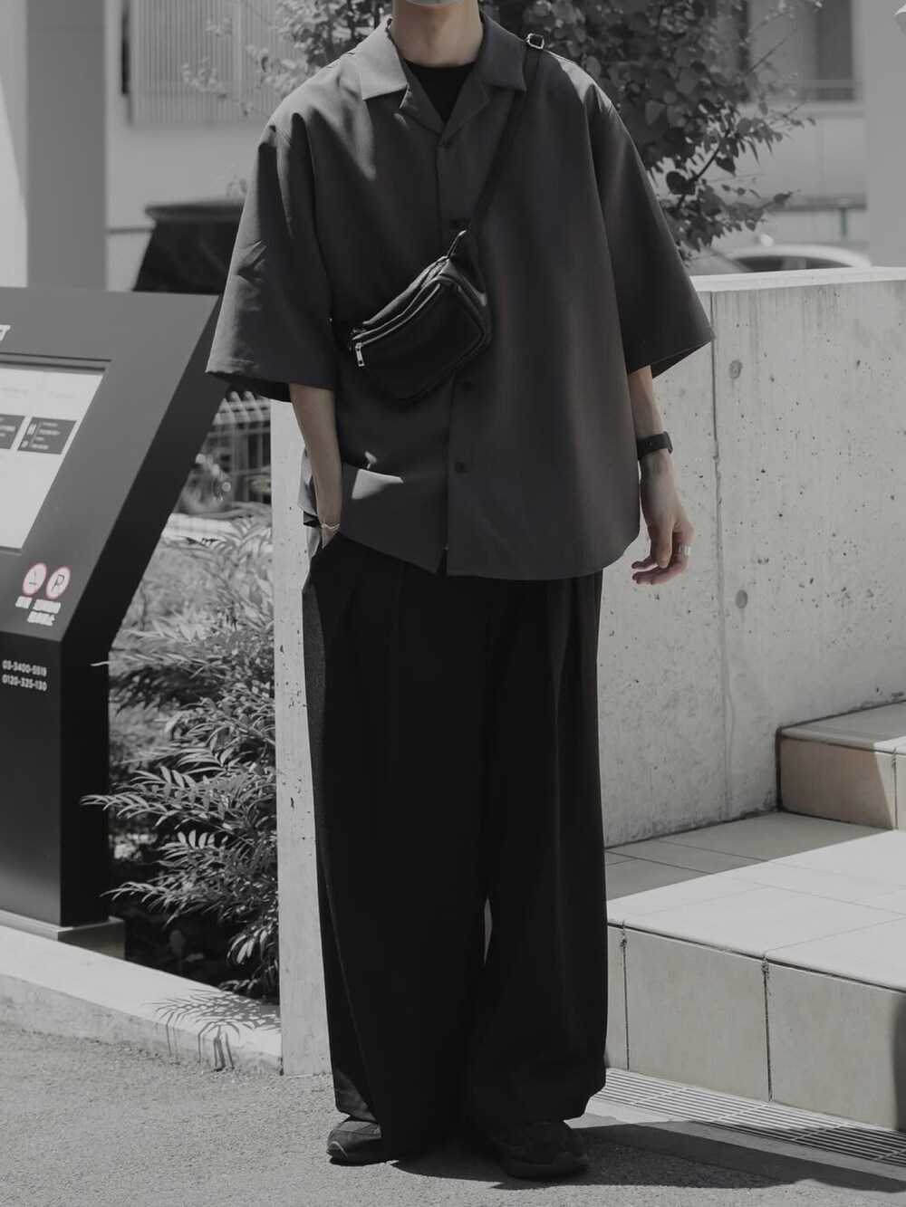 ブラック系のその他パンツ、グレー系のシャツ/ブラウスを着用したメンズの夏コーディネートの4枚目の写真