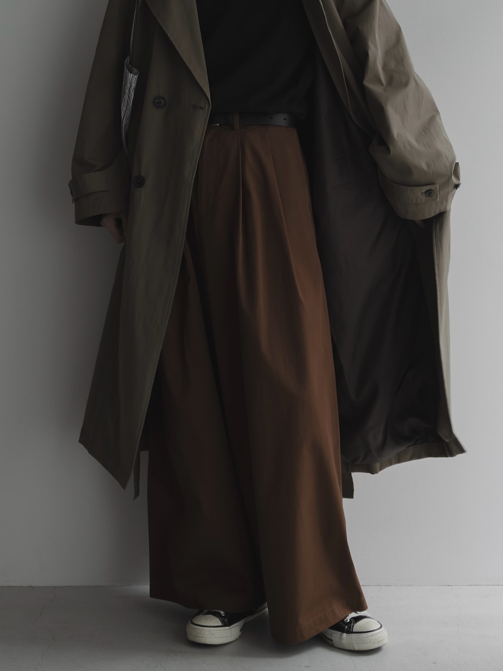 ベージュ系のトレンチコートを着用したメンズの春コーディネートの3枚目の写真