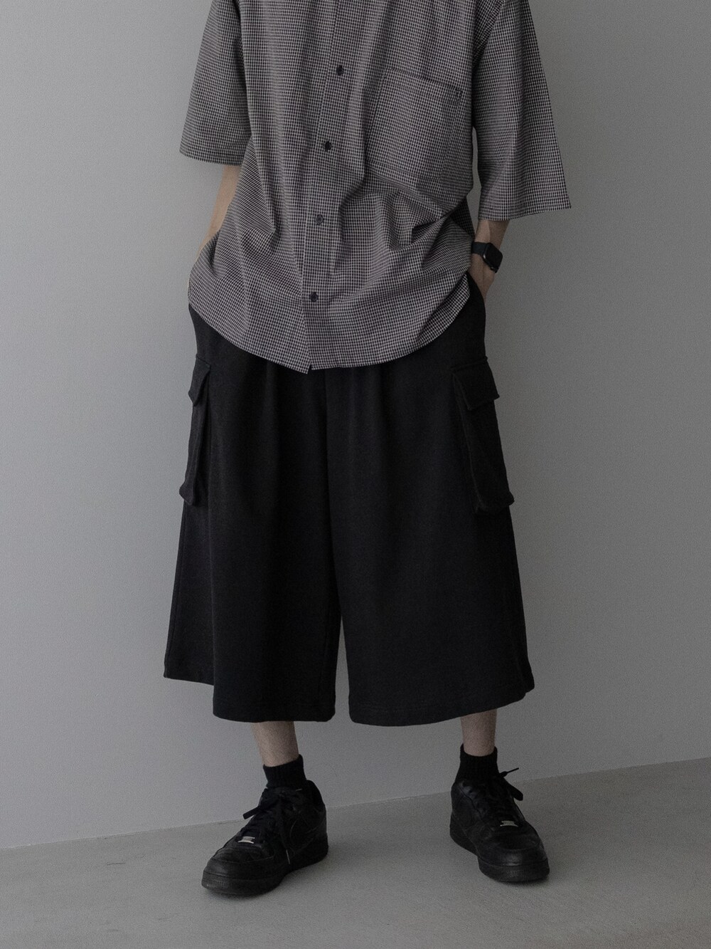 ブラック系のシャツ/ブラウスを着用したメンズの夏コーディネートの2枚目の写真