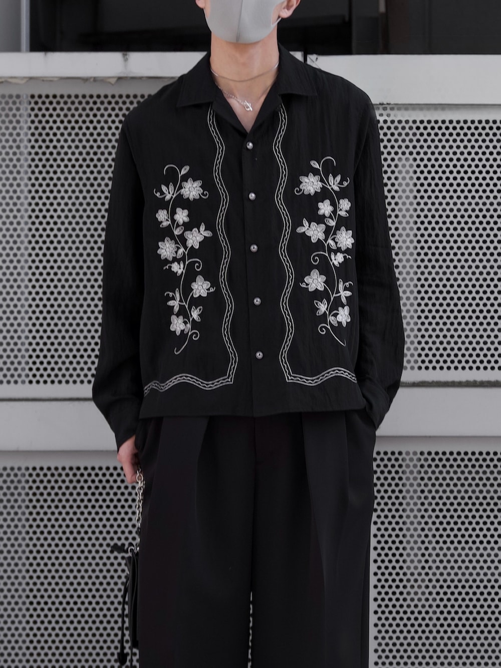 ブラック系のシャツ/ブラウス、ブラック系のスラックスを着用したメンズの冬コーディネートの2枚目の写真