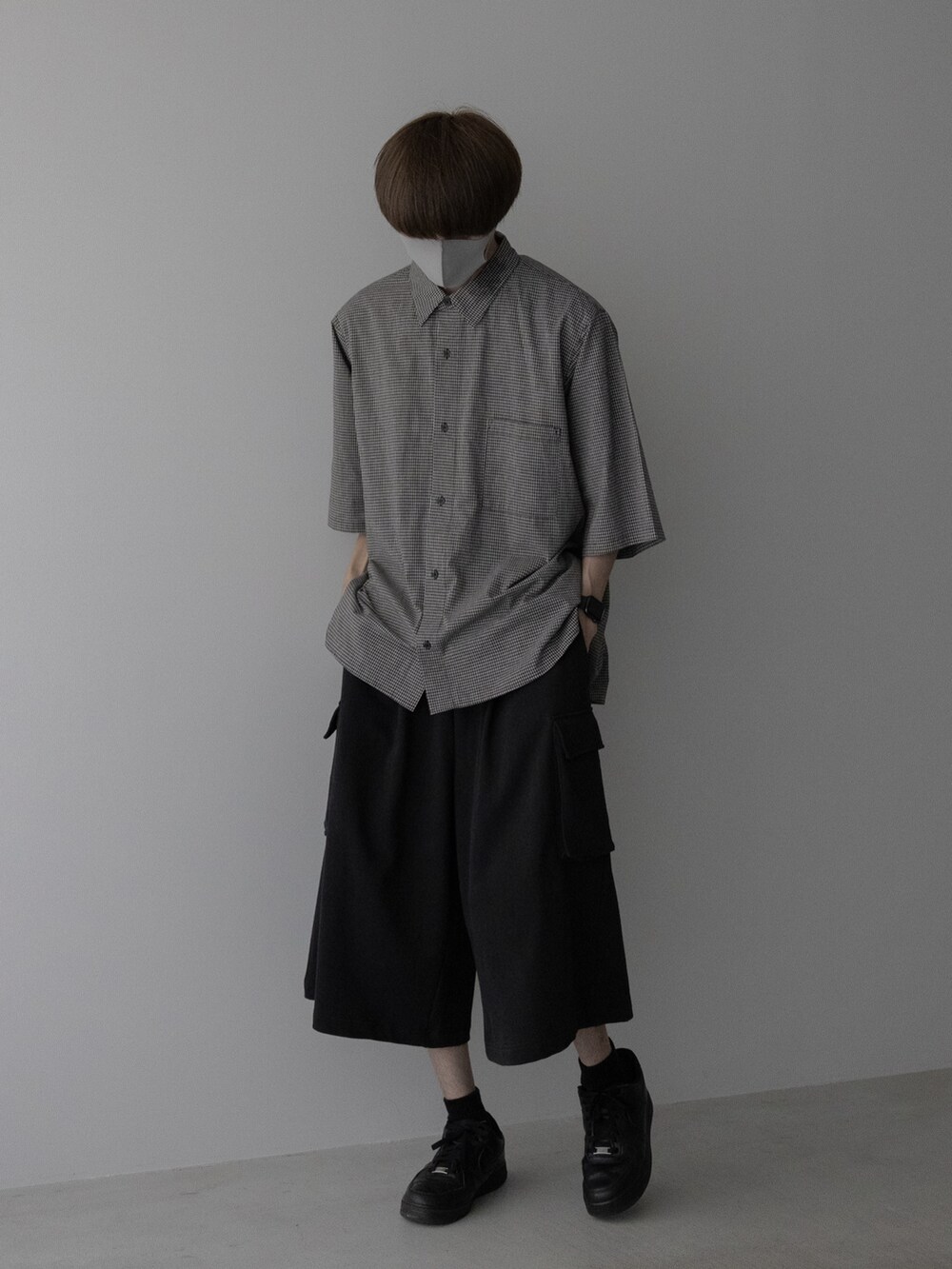 ブラック系のシャツ/ブラウスを着用したメンズの夏コーディネートの3枚目の写真