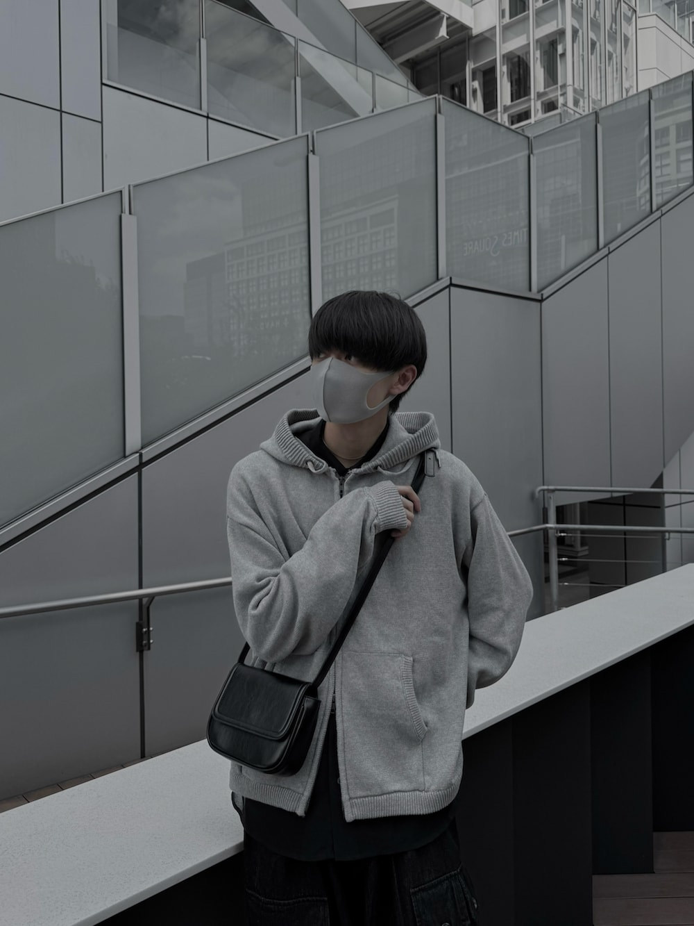 「パーカー、秋コーデ、カジュアルコーデ、デニム、大人コーデ」｜「CASPER JOHNのVarious loose shirts -sheer- /バリアスルーズシャツ -シアー-（シャツ/ブラウス、ブラック系）」を使った、Ryuさん（骨格ナチュラル・メンズ・180cm）の夏コーディネートの2枚目の写真
