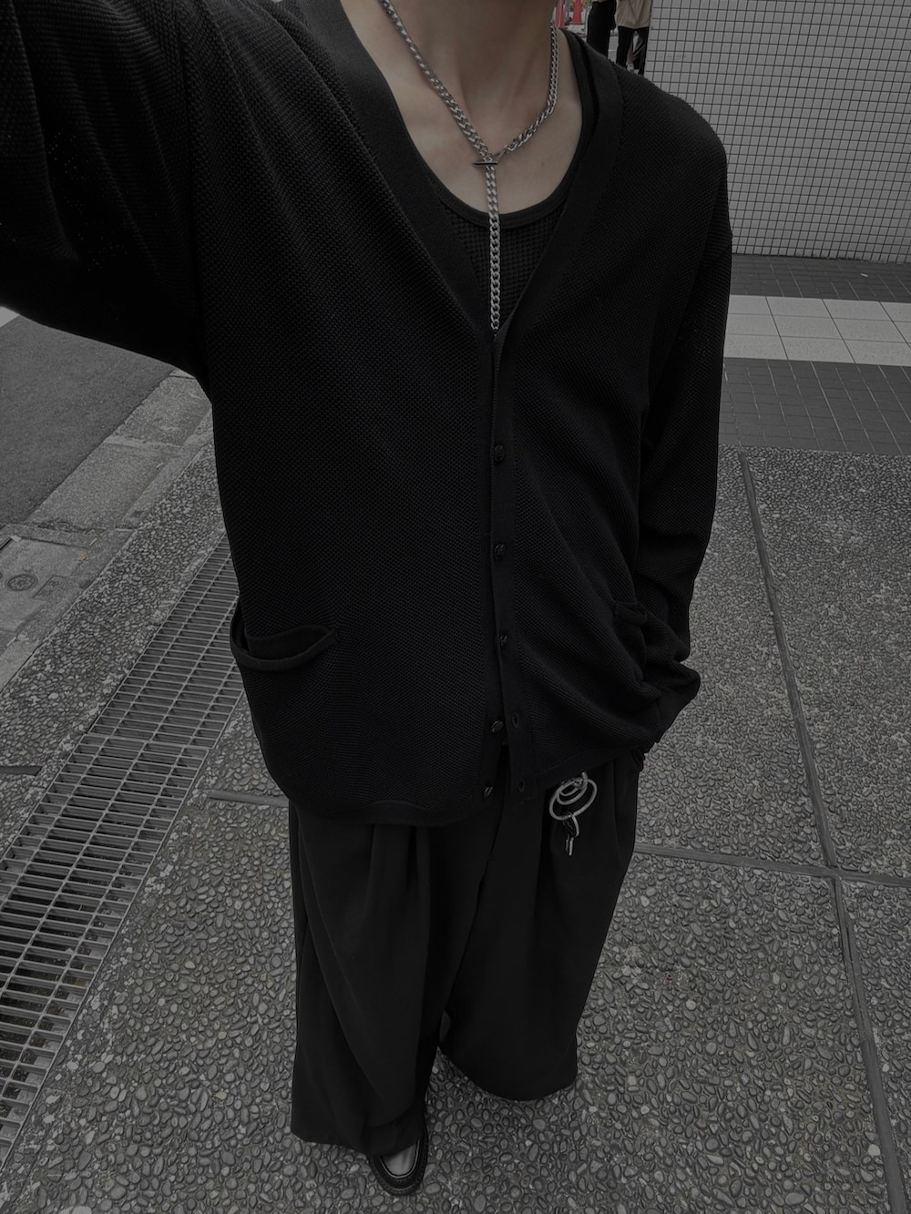 ブラック系のカーディガン/ボレロを着用したメンズの秋コーディネートの2枚目の写真