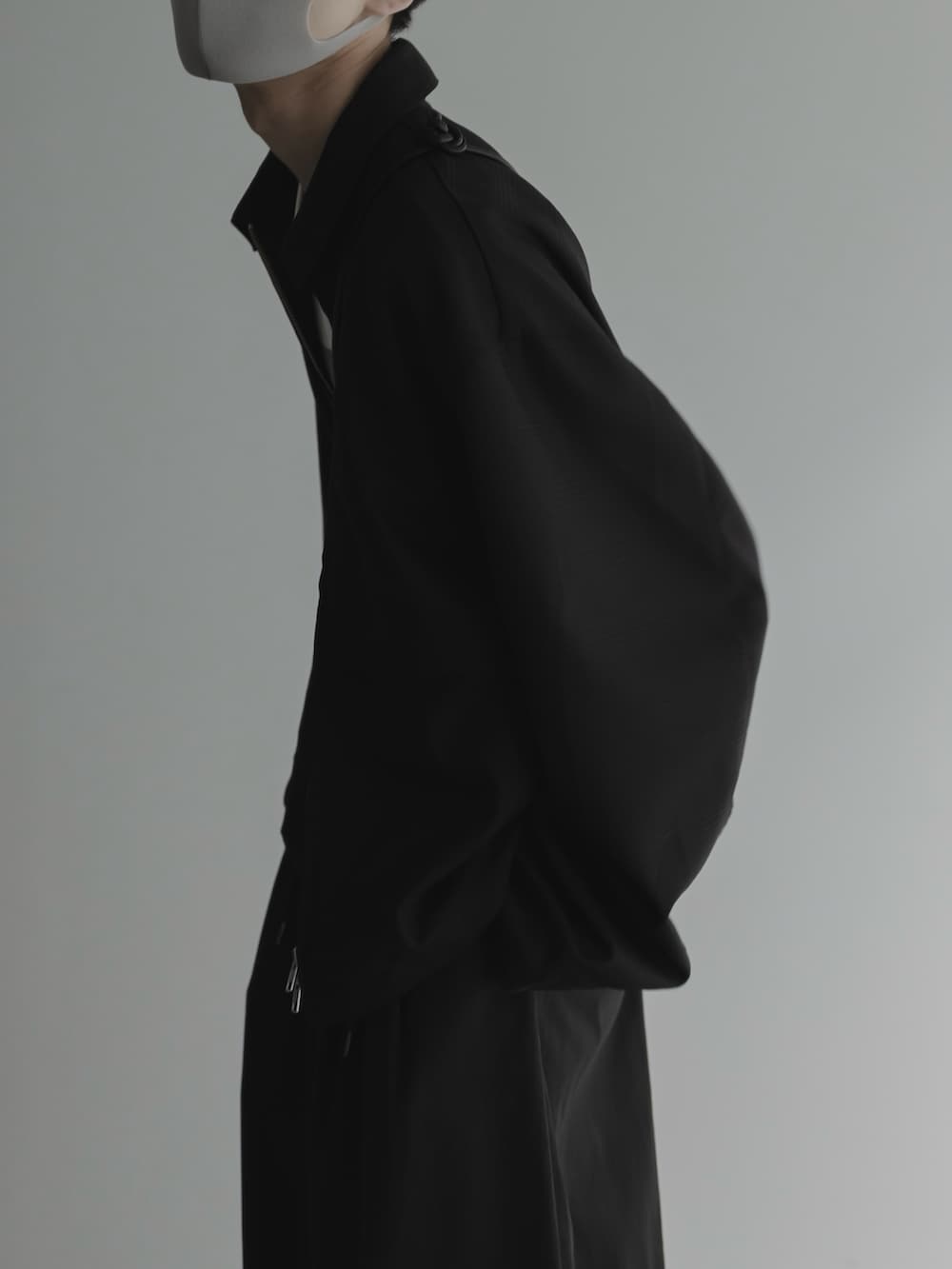 ホワイト系のトップスを着用したメンズの春コーディネートの2枚目の写真