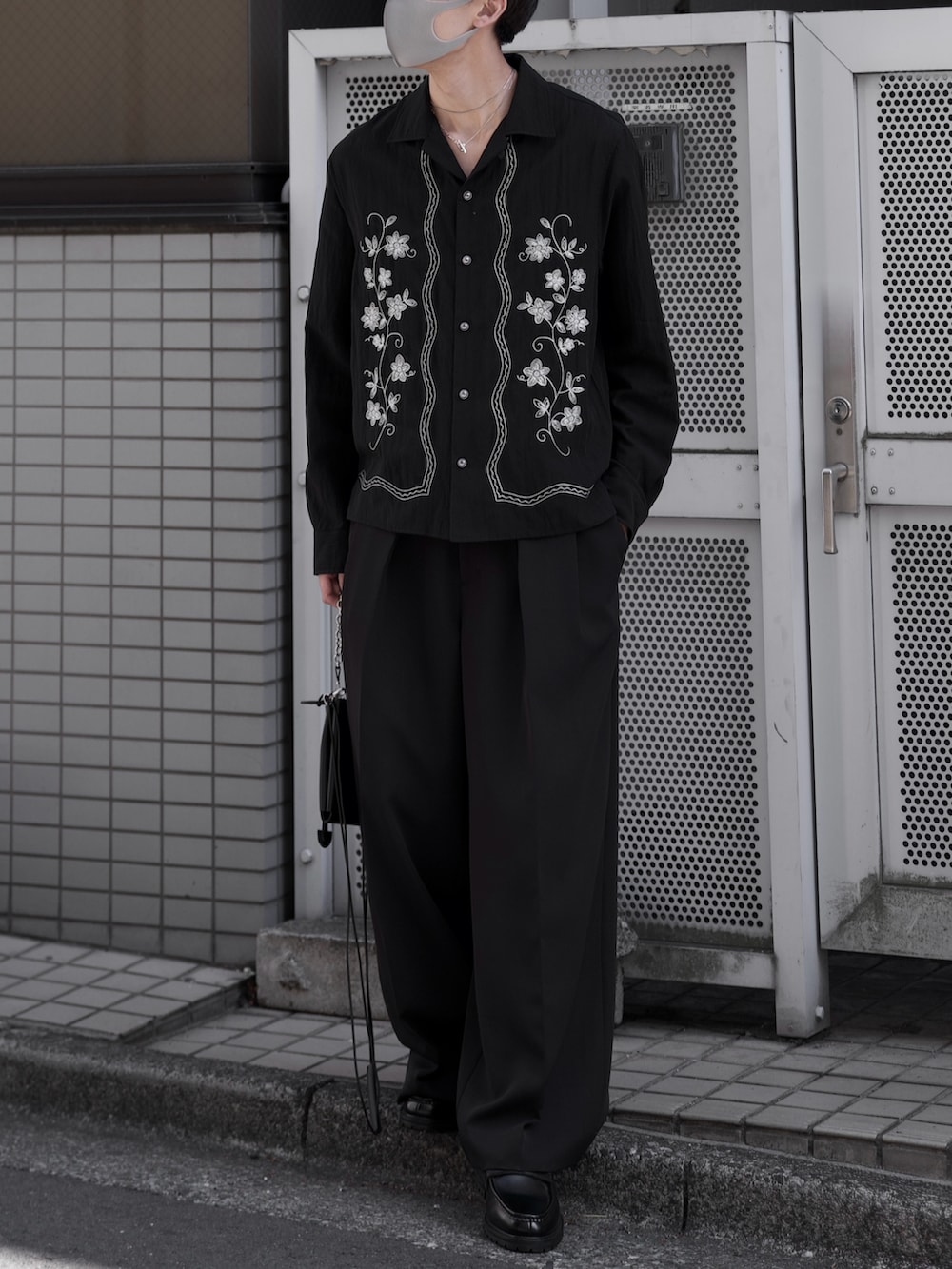 ブラック系のシャツ/ブラウス、ブラック系のスラックスを着用したメンズの冬コーディネートの3枚目の写真