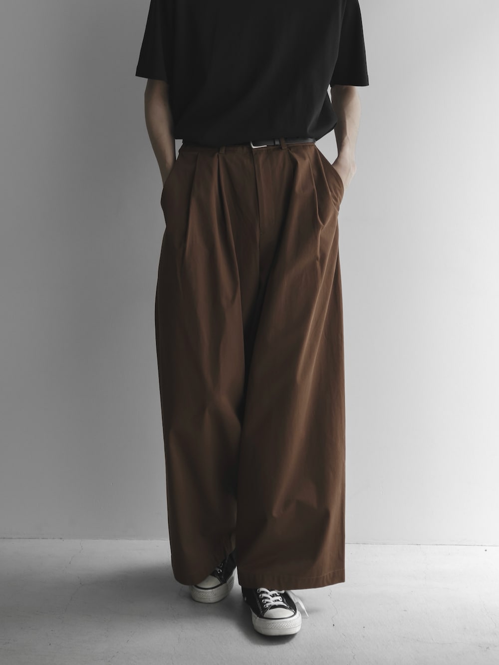 ベージュ系のトレンチコートを着用したメンズの春コーディネートの2枚目の写真