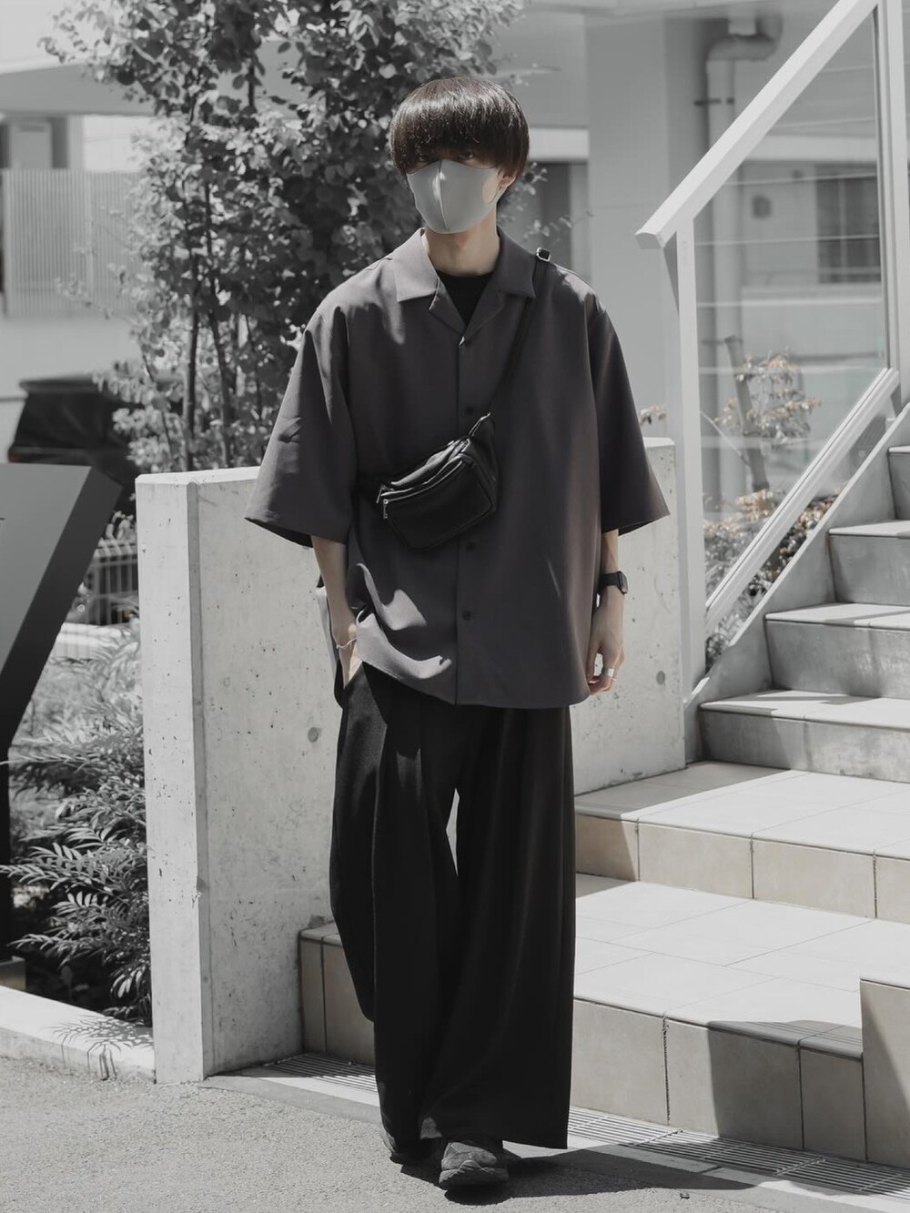 ブラック系のその他パンツ、グレー系のシャツ/ブラウスを着用したメンズの夏コーディネートの2枚目の写真