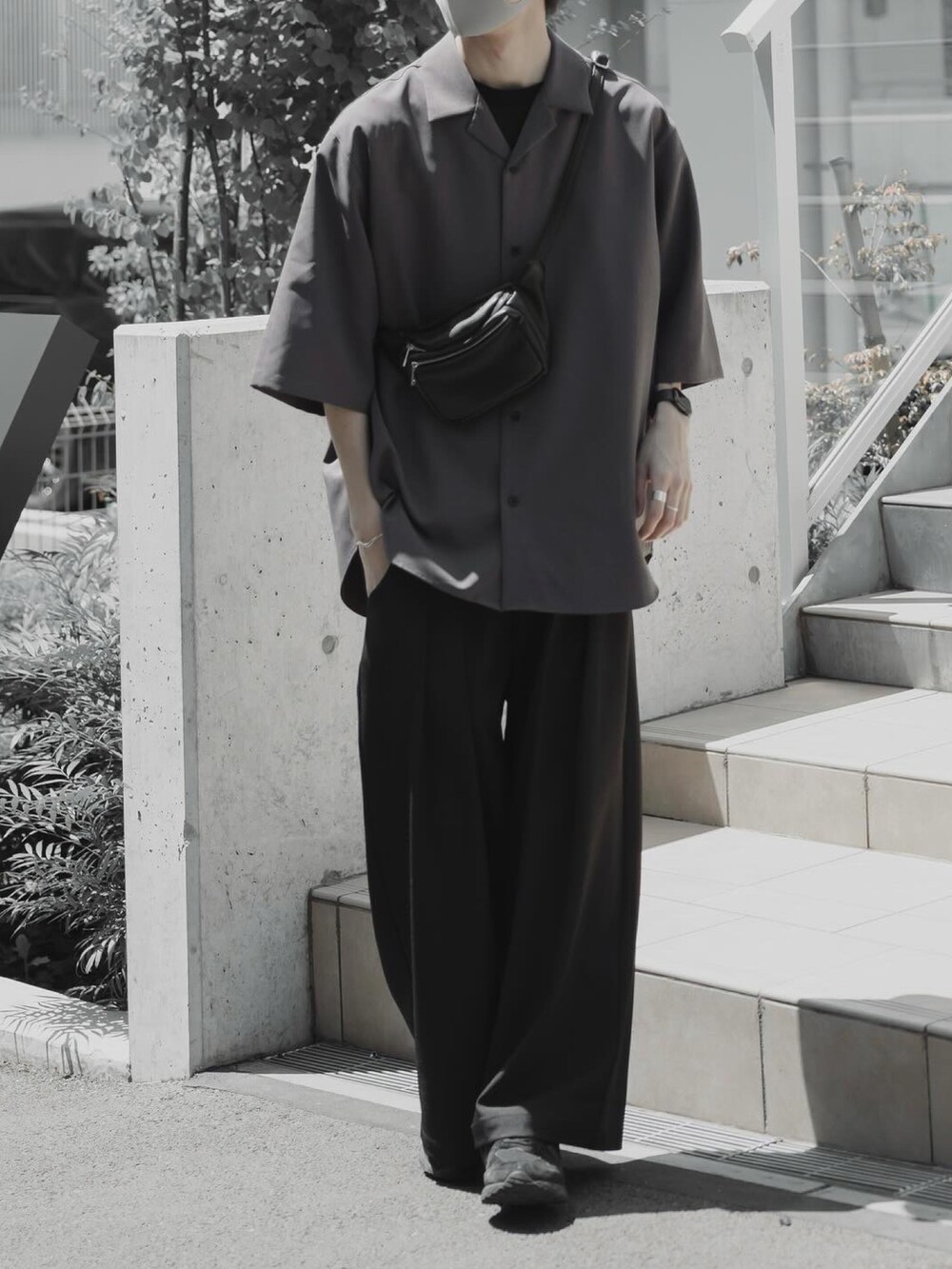 ブラック系のその他パンツ、グレー系のシャツ/ブラウスを着用したメンズの夏コーディネートの3枚目の写真