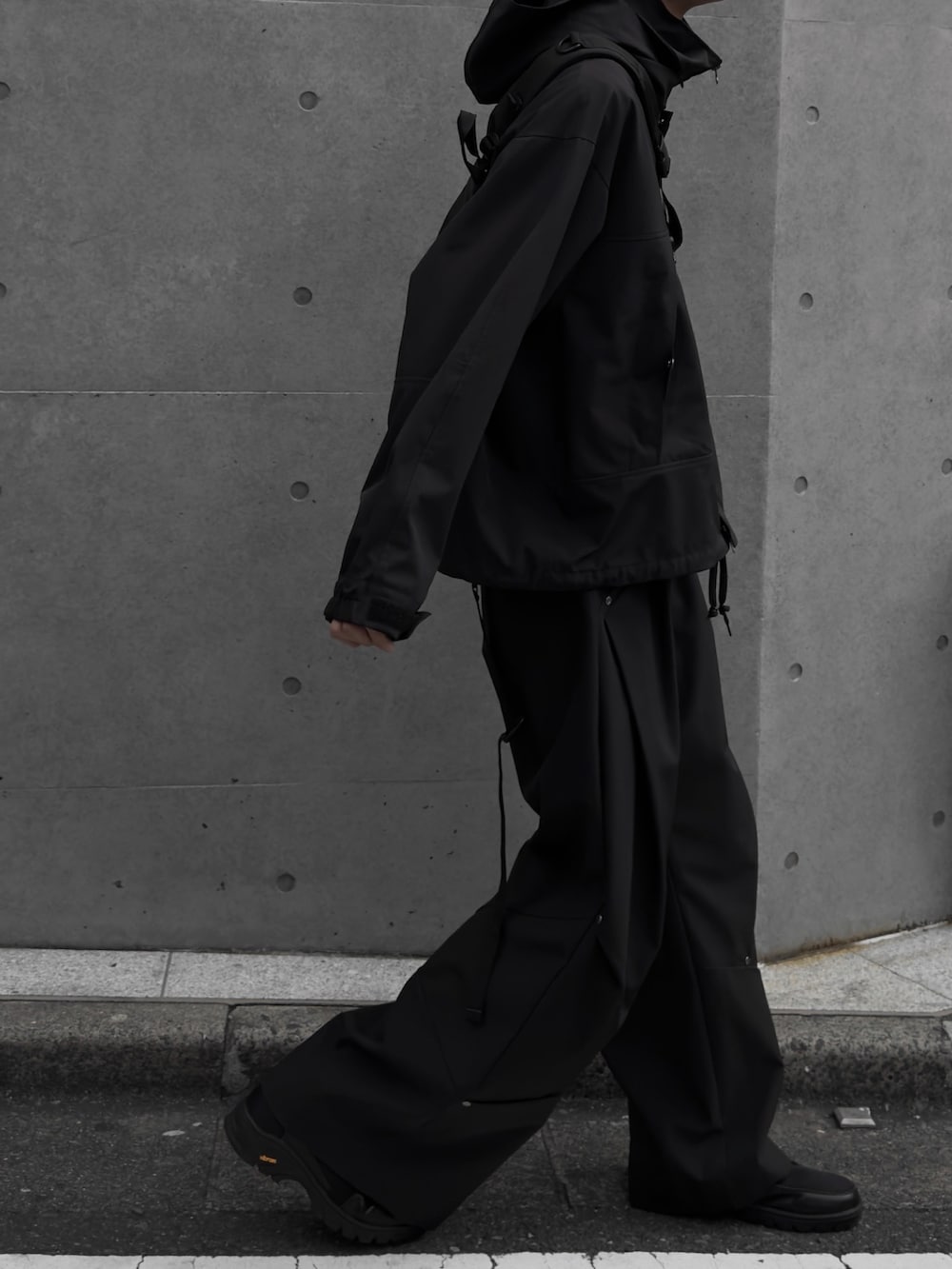 ブラック系のその他パンツ、ブラック系のブルゾンを着用したメンズの秋コーディネートの2枚目の写真