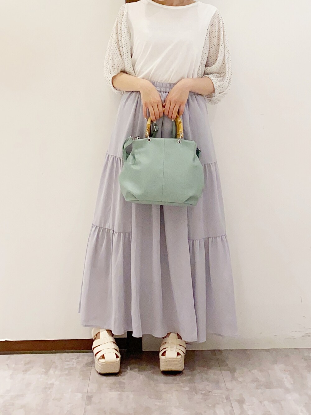 ホワイト系のTシャツ/カットソー、グリーン系のハンドバッグ、ホワイト系のサンダルを着用したレディースの夏コーディネートの3枚目の写真