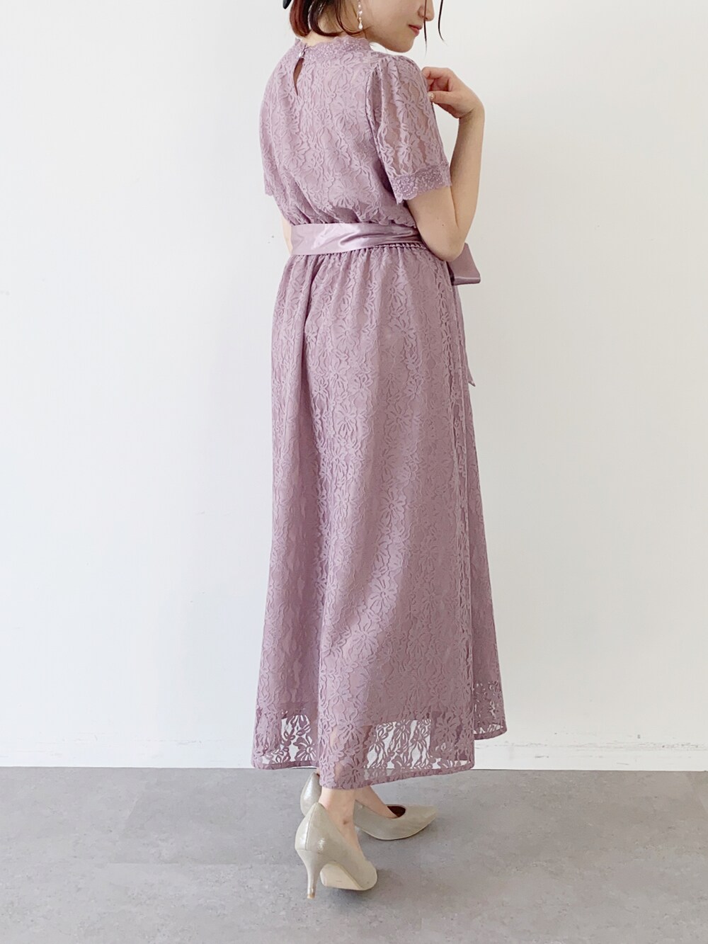 ピンク系のドレス、ホワイト系のピアス（両耳用）を着用したレディースの夏コーディネートの3枚目の写真