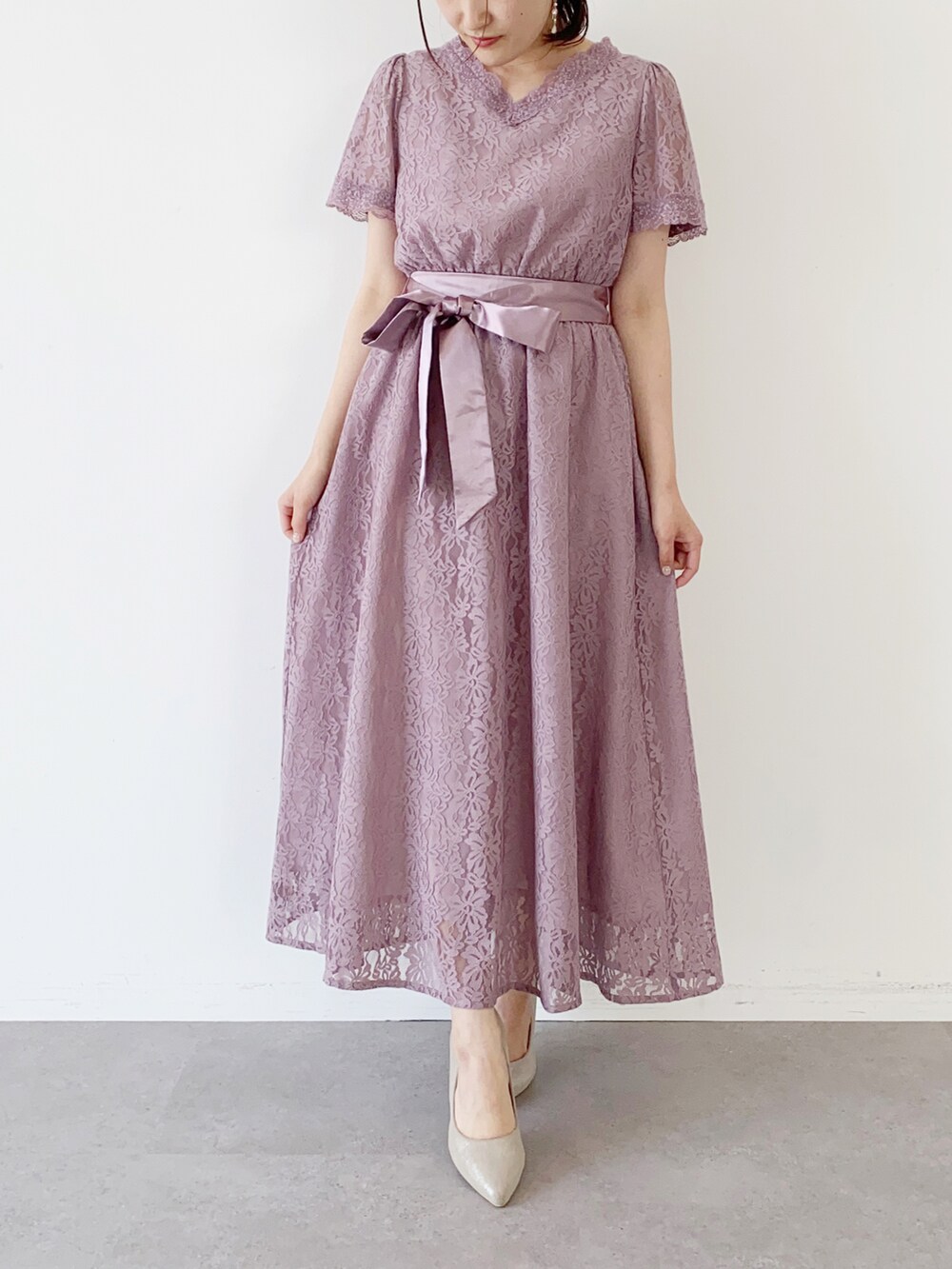 ピンク系のドレス、ホワイト系のピアス（両耳用）を着用したレディースの夏コーディネートの2枚目の写真