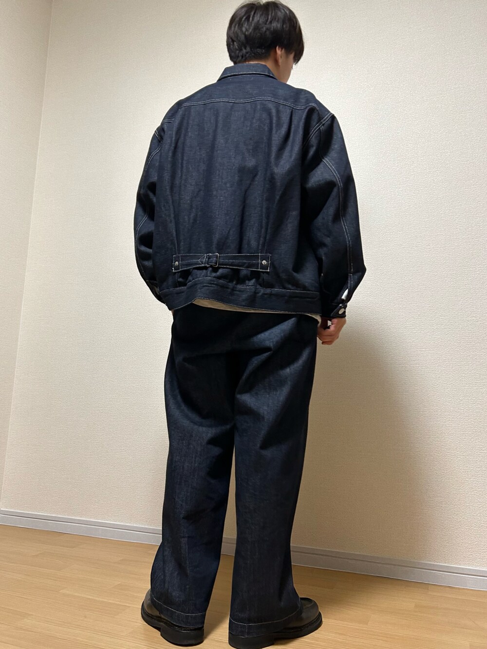「いまどきジャケット写真、大人カジュアル、休日コーデ、春アウター、メンズファッション、低身長コーデ、オーバーサイズ、きれいめカジュアル、デニム、セットアップ、WYM、berwick1707、春コーデ、カジュアル、革靴」｜「WYM LIDNMの【WYM LIDNM】HEAVY OZ WIDE DENIM SET-UP（セットアップ、ブルー系）」を使った、gen.さん（メンズ・162cm）の春コーディネートの3枚目の写真