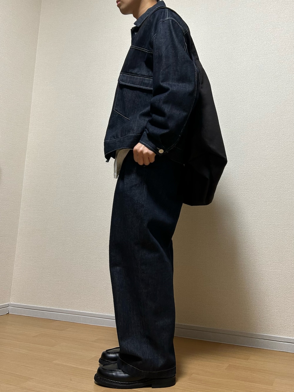 「いまどきジャケット写真、大人カジュアル、休日コーデ、春アウター、低身長コーデ、オーバーサイズ、デニム、セットアップ、革靴、ショルダーバッグ、デカバッグ、WYM、berwick1707」｜「WYM LIDNMの【WYM LIDNM】HEAVY OZ WIDE DENIM SET-UP（セットアップ、ブルー系）」を使った、gen.さん（メンズ・162cm）の春コーディネートの2枚目の写真
