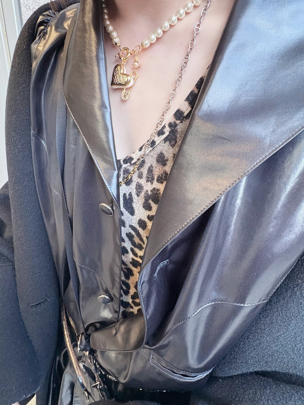 ブラック系のシャツ/ブラウス、ブラック系のノーカラーコート、ブラック系のスニーカーを着用したレディースの春コーディネートの3枚目の写真