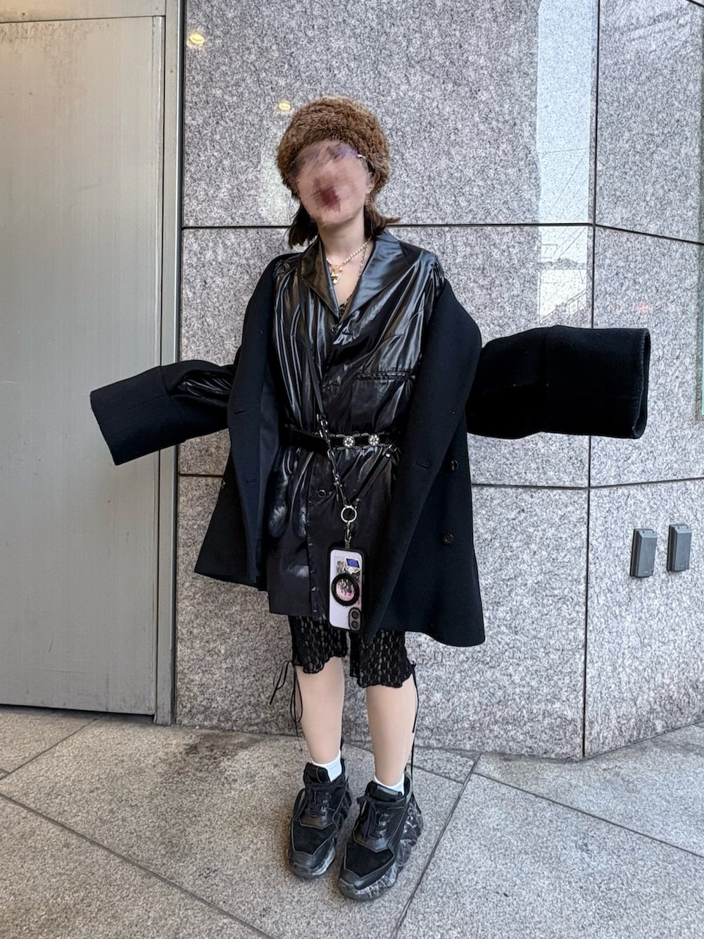 ブラック系のシャツ/ブラウス、ブラック系のノーカラーコート、ブラック系のスニーカーを着用したレディースの春コーディネートの2枚目の写真