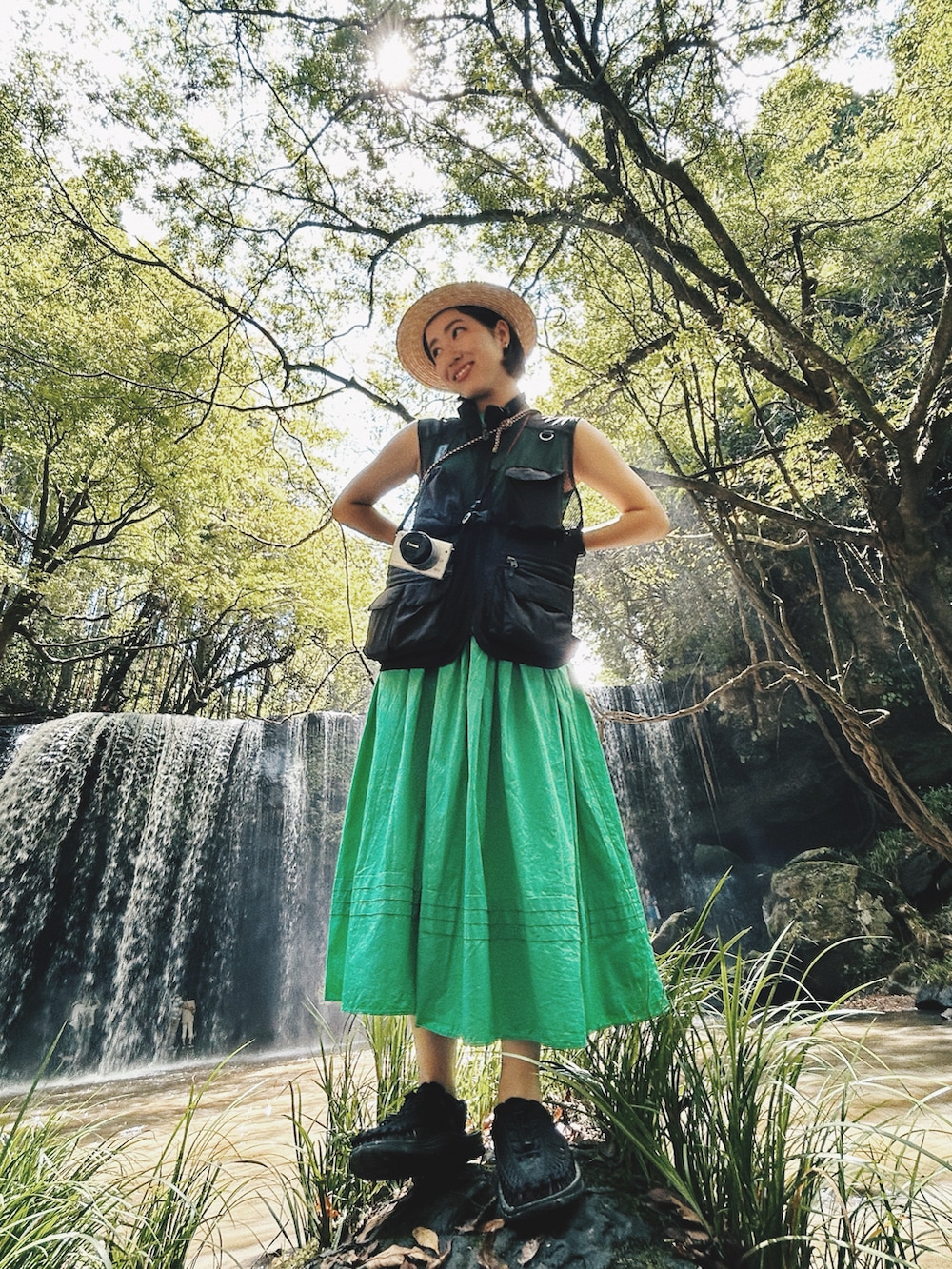 ブラック系のその他アウター、グリーン系のワンピース、ブラック系のサンダルを着用したレディースの秋コーディネートの3枚目の写真