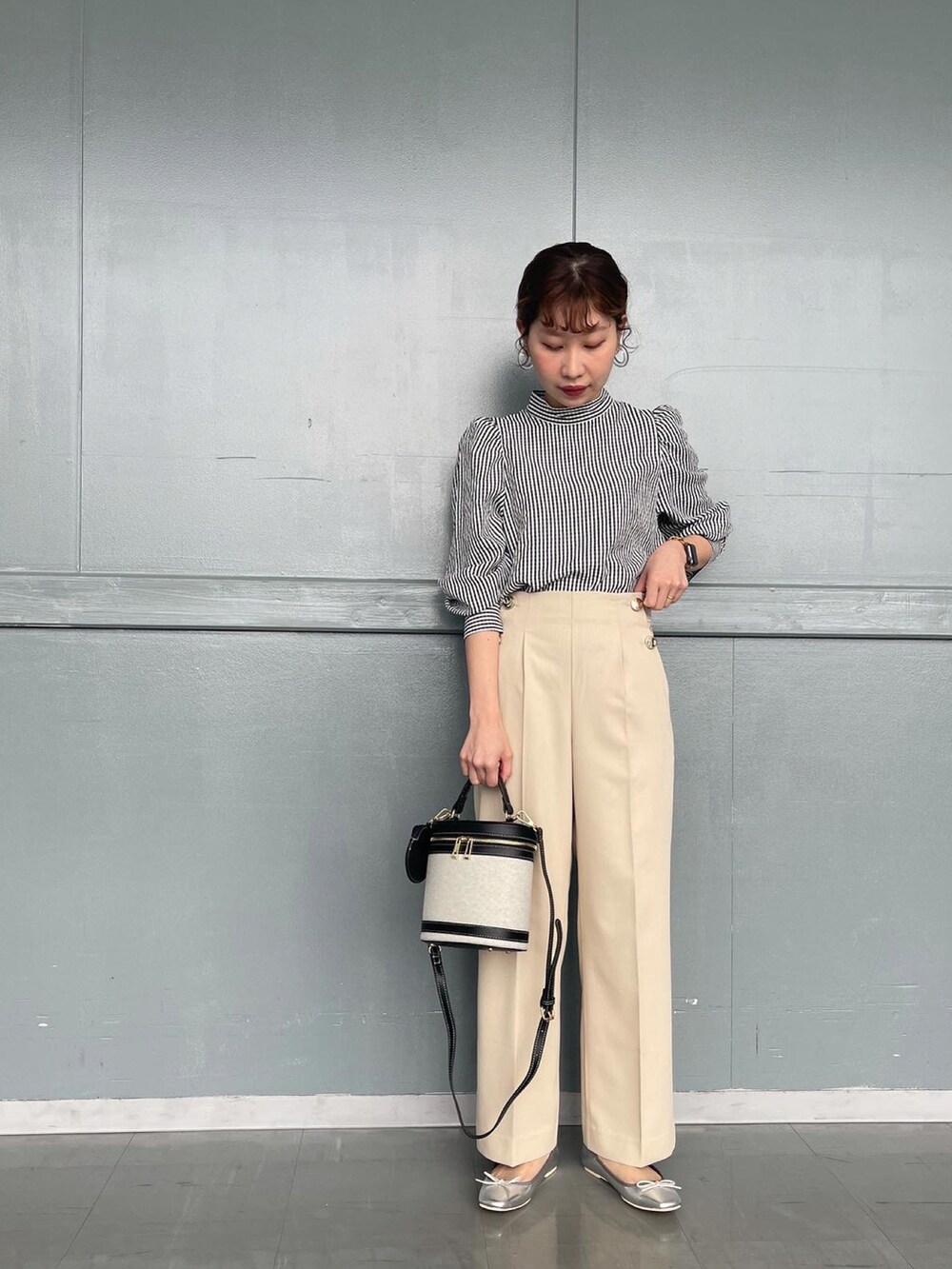 グリーン系のカーディガン/ボレロ、ベージュ系のその他パンツ、ブラック系のシャツ/ブラウスを着用したレディースの冬コーディネートの2枚目の写真