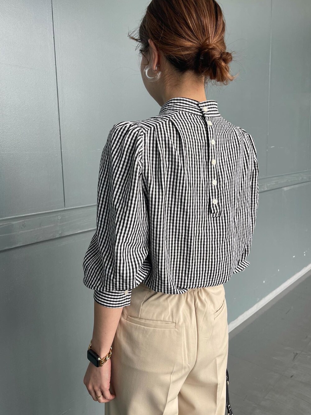 グリーン系のカーディガン/ボレロ、ベージュ系のその他パンツ、ブラック系のシャツ/ブラウスを着用したレディースの冬コーディネートの3枚目の写真