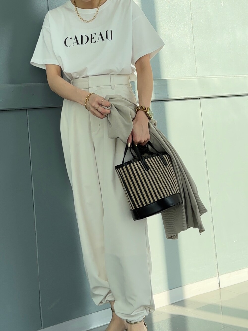 ホワイト系のTシャツ/カットソー、ベージュ系のカーディガン/ボレロ、ホワイト系のその他パンツを着用したレディースの春コーディネートの5枚目の写真