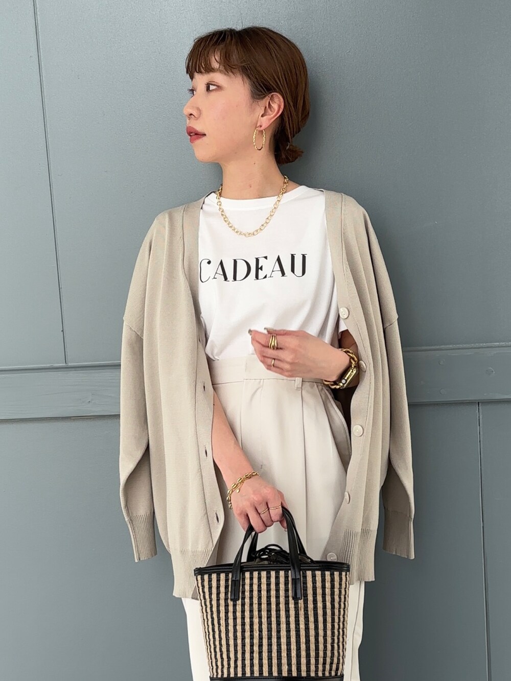ホワイト系のTシャツ/カットソー、ベージュ系のカーディガン/ボレロ、ホワイト系のその他パンツを着用したレディースの春コーディネートの3枚目の写真