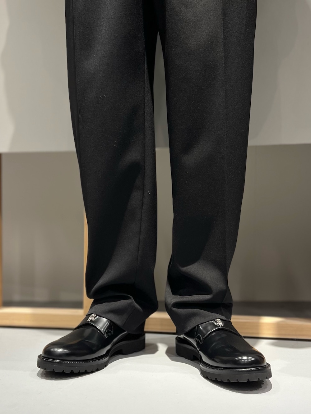 ブラック系のスラックス、グレー系のニット/セーター、ブラック系のMA-1を着用したメンズの秋コーディネートの3枚目の写真