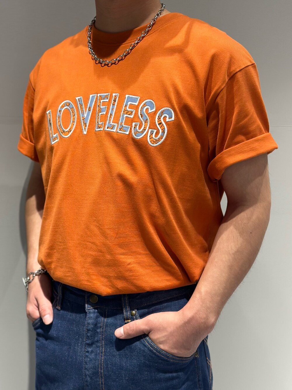 「夏コーデ、休日スタイル、カジュアルコーデ、シンプルコーデ、デニム、オトナカジュアル、デニムコーデ、Tシャツ×デニム、シンプルスタイル、ロゴT、アメカジ」｜「LOVELESSのドローイングフラワープリントロゴTシャツ（Tシャツ/カットソー、オレンジ系）」を使った、Y.さん（メンズ・172cm）の夏コーディネートの2枚目の写真
