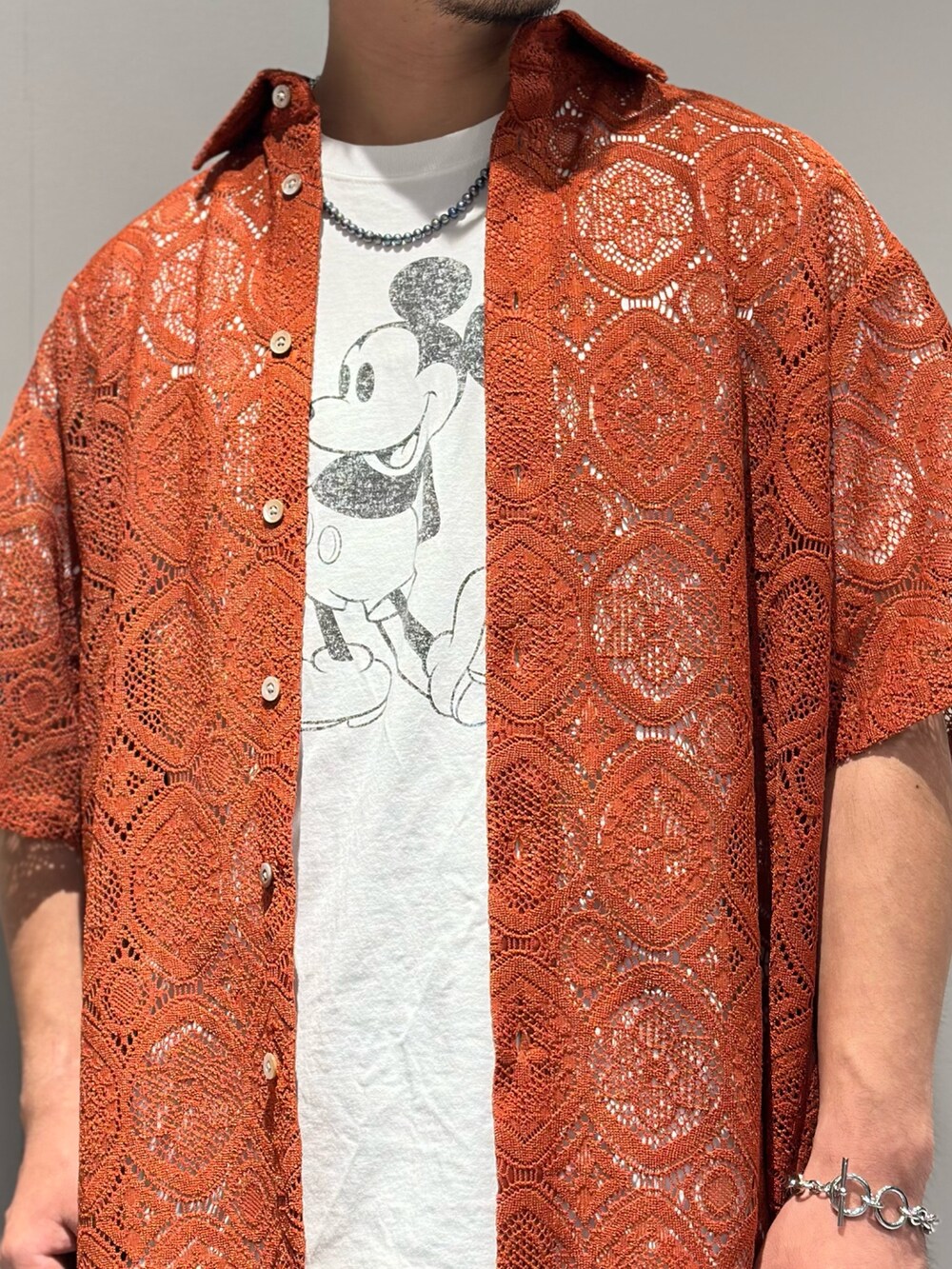 オレンジ系のシャツ/ブラウス、ホワイト系のTシャツ/カットソー、ブラック系のその他パンツを着用したメンズの夏コーディネートの2枚目の写真