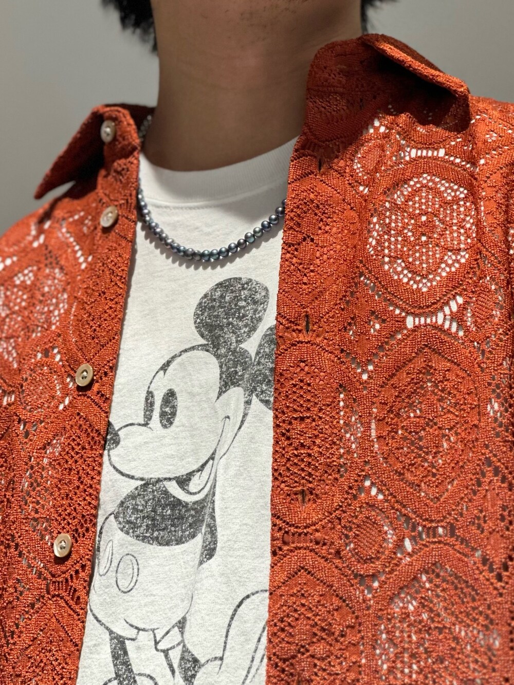 オレンジ系のシャツ/ブラウス、ホワイト系のTシャツ/カットソー、ブラック系のその他パンツを着用したメンズの夏コーディネートの3枚目の写真