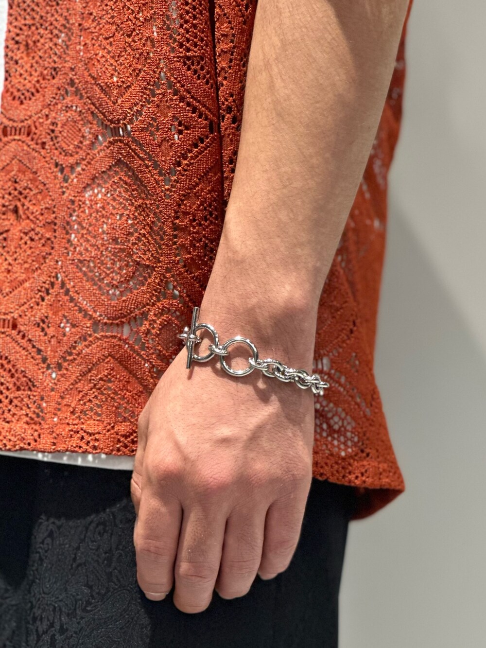 オレンジ系のシャツ/ブラウス、ホワイト系のTシャツ/カットソー、ブラック系のその他パンツを着用したメンズの夏コーディネートの5枚目の写真