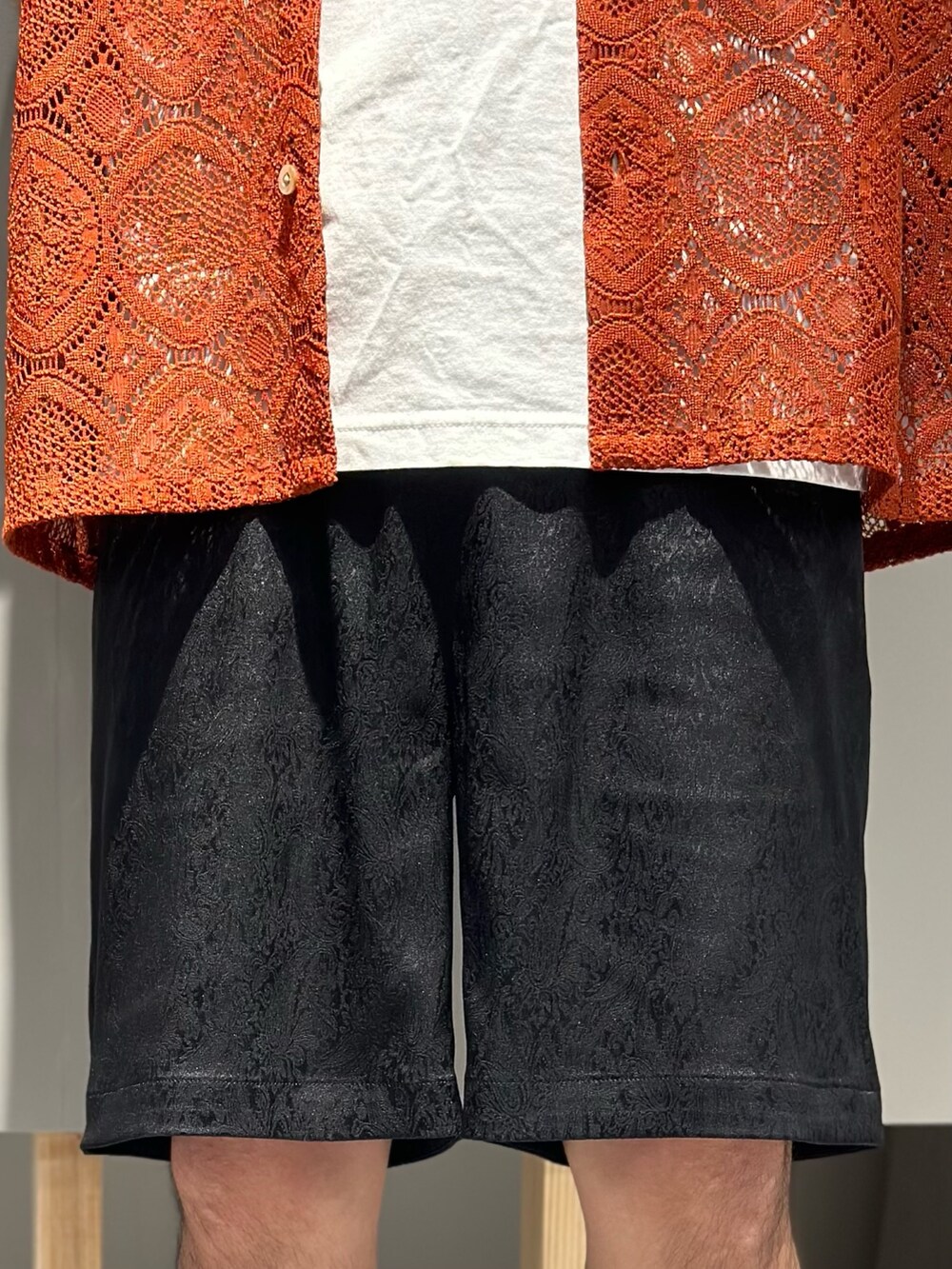 オレンジ系のシャツ/ブラウス、ホワイト系のTシャツ/カットソー、ブラック系のその他パンツを着用したメンズの夏コーディネートの4枚目の写真