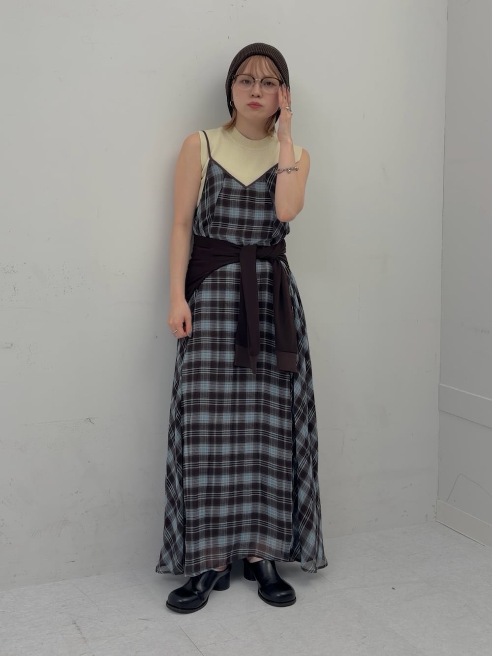 ブラウン系のワンピース、ブラウン系のシャツ/ブラウス、ブラック系のサンダルを着用したレディースの春コーディネートの4枚目の写真