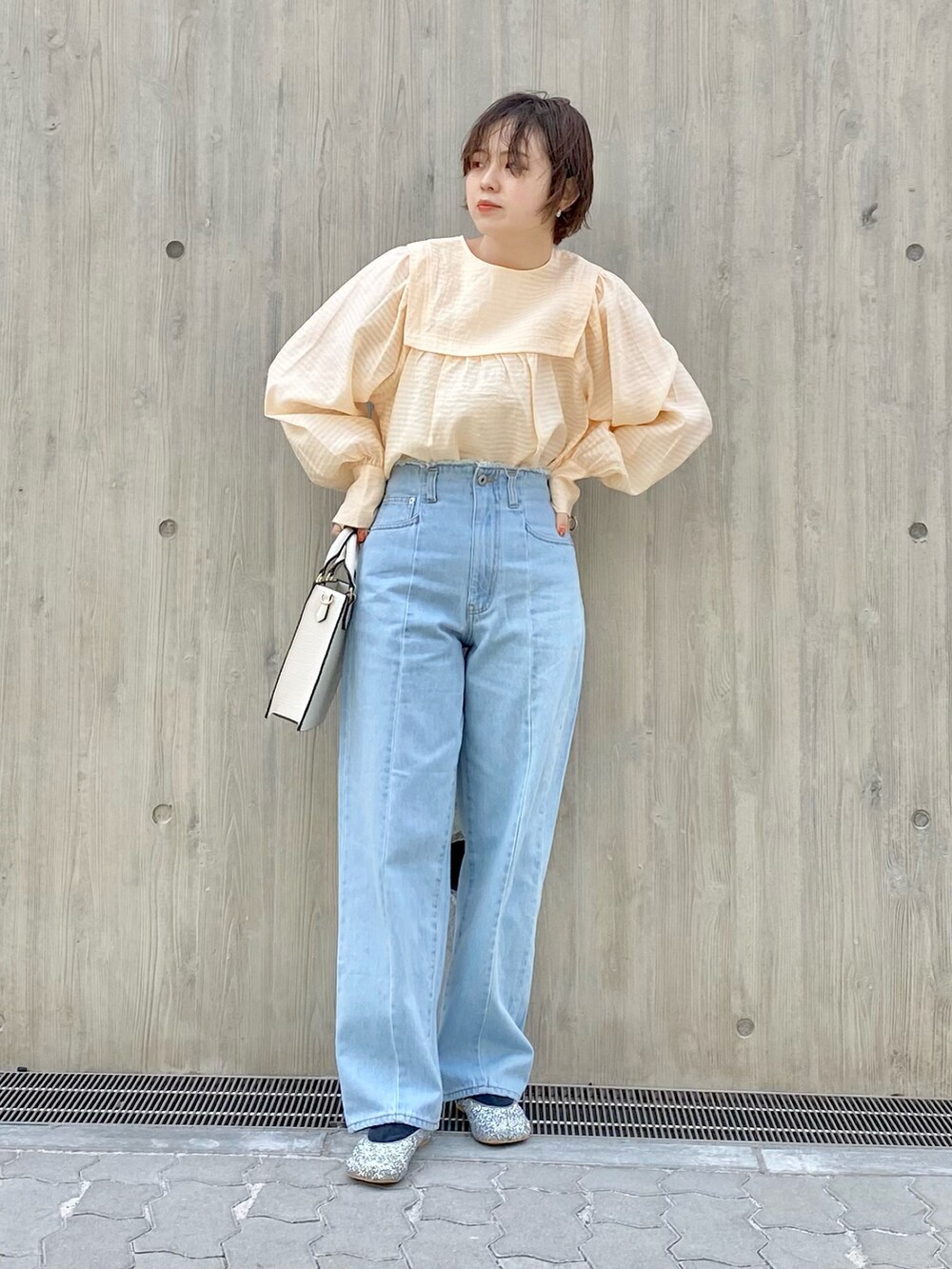 「KBF、kbf_ootd、カジュアルコーデ、春コーデ、マウンテンパーカー、ミニバッグ、タックイン、パンプス、デニム、ゆるコーデ、低身長、今日のコーデ」｜「KBFのリメイクフリンジストレートデニム（デニムパンツ、ブルー系）」を使った、serikaさん（レディース・153cm）の春コーディネートの4枚目の写真