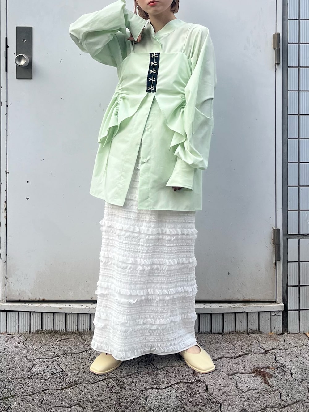 「KBF、kbf_ootd、ロングスカート、きれいめカジュアル、淡色コーデ、ブラウス、ビスチェ、Iラインスカート、スカート、春コーデ、低身長、低身長コーデ、骨格ナチュラル」｜「KBFのホックビスチェSETブラウス（シャツ/ブラウス、グリーン系）」を使った、serikaさん（レディース・153cm）の冬コーディネートの3枚目の写真