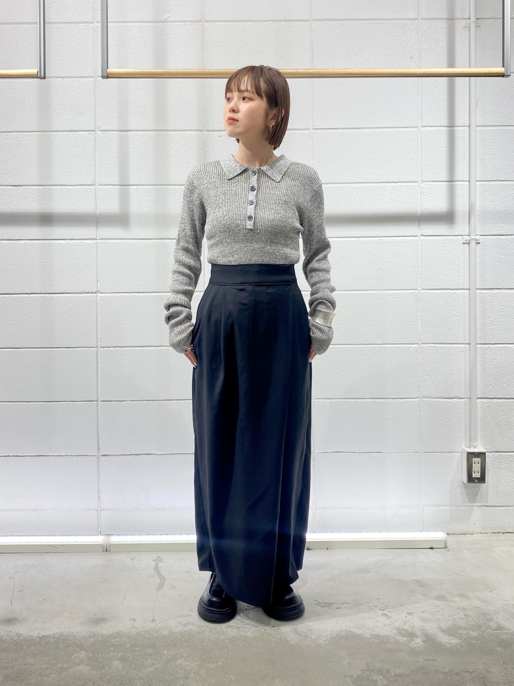 ブラック系のワンピース、グレー系のニット/セーター、シルバー系のブレスレットを着用したレディースの冬コーディネートの3枚目の写真