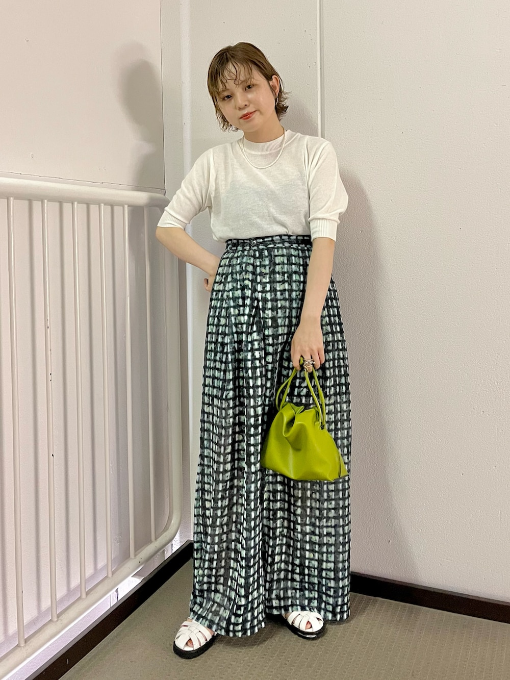 「KBF、kbf_ootd、パンツスタイル、大人カジュアル、リラックススタイル、低身長コーデ、柄パンツ、ワイドパンツ、サマーニット、夏コーデ、今日のコーデ、ミニバッグ、グルカサンダル、オトナカワイイ」｜「KBFのドビープリントワイドパンツ（その他パンツ、グリーン系）」を使った、serikaさん（レディース・153cm）の夏コーディネートの3枚目の写真