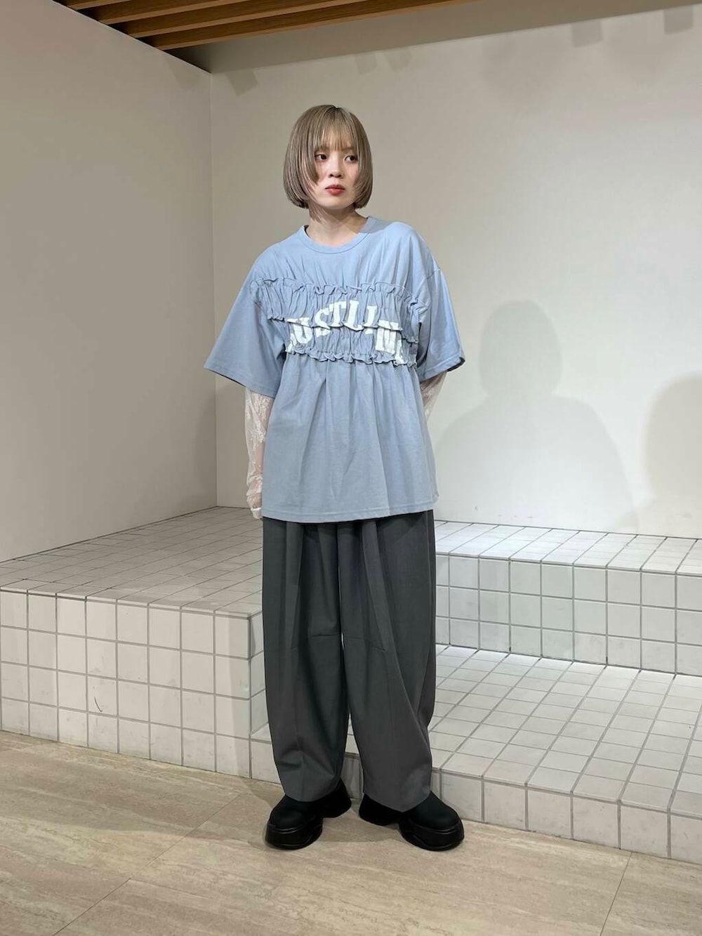 「スラックス、Tシャツ、kbf_ootd、KBF、レイヤードスタイル、低身長、春コーデ、春服、パンツスタイル、newarrival、低身長コーデ、20代、レーストップス、春夏コーデ、厚底シューズ」｜「KBFのサボベルトサンダル（サンダル、ブラック系）」を使った、serikaさん（レディース・153cm）の春コーディネートの2枚目の写真