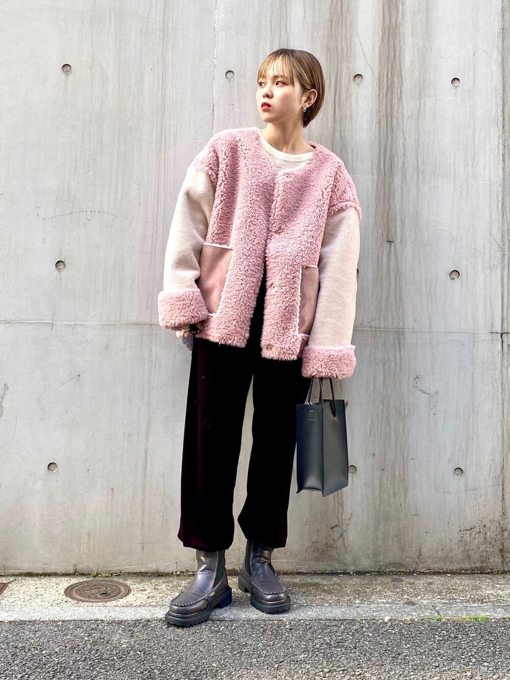 ブラック系のショルダーバッグ、パープル系のその他パンツ、グレー系のブーツを着用したレディースの秋コーディネートの3枚目の写真