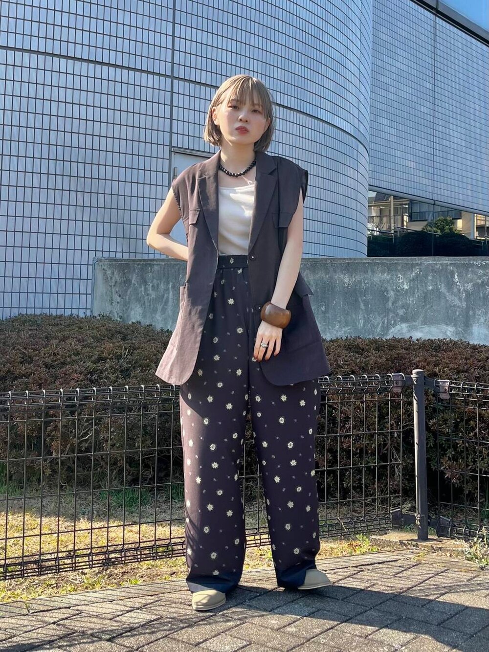 「ベスト、きれいめカジュアル、花柄、ブラウンコーデ、kbf_ootd、KBF、レイヤードスタイル、低身長、パンツスタイル、低身長コーデ、春夏コーデ、骨格ナチュラル、柄パンツ、イージーパンツ、ワントーンコーデ」｜「KBFのアソートプリントパンツ（その他パンツ、ブラウン系）」を使った、serikaさん（レディース・153cm）の春コーディネートの5枚目の写真