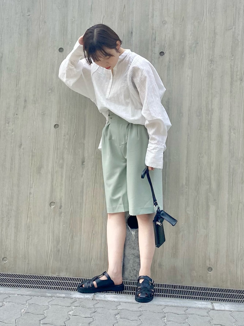 ホワイト系のサンダル、イエロー系のショルダーバッグ、ホワイト系のシャツ/ブラウスを着用したレディースの春コーディネートの2枚目の写真