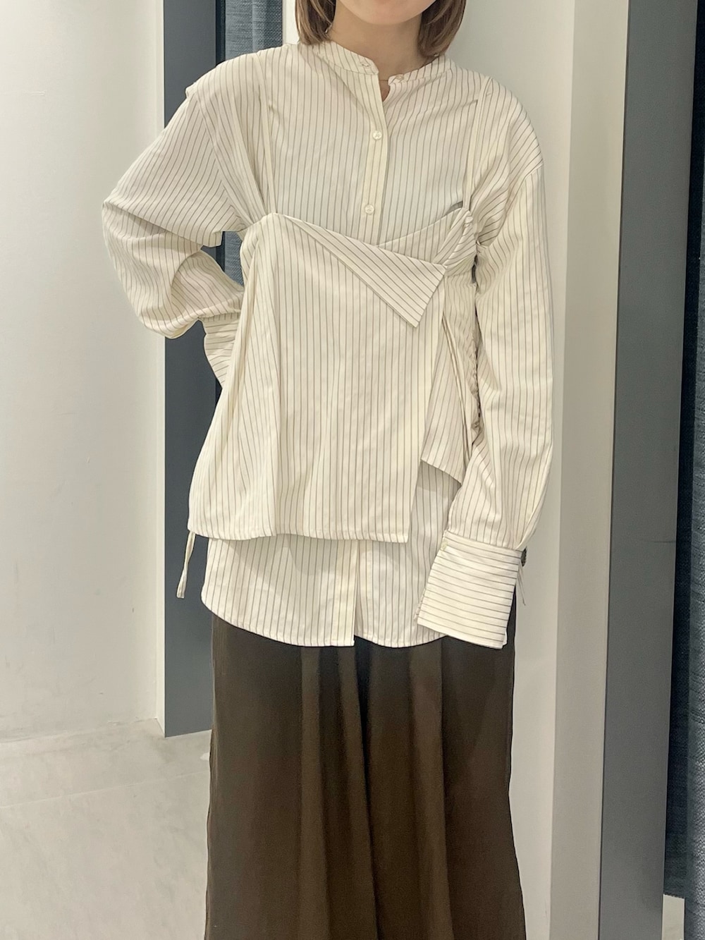 ホワイト系のシャツ/ブラウス、グリーン系のその他パンツを着用したレディースの春コーディネートの2枚目の写真