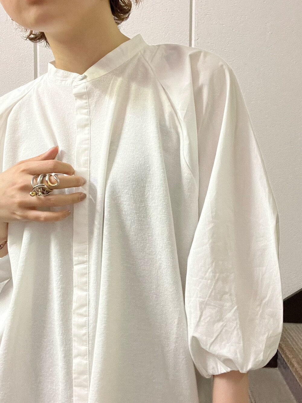 ホワイト系のシャツ/ブラウス、グレー系のスカート、ブラック系のボストンバッグを着用したレディースの夏コーディネートの3枚目の写真