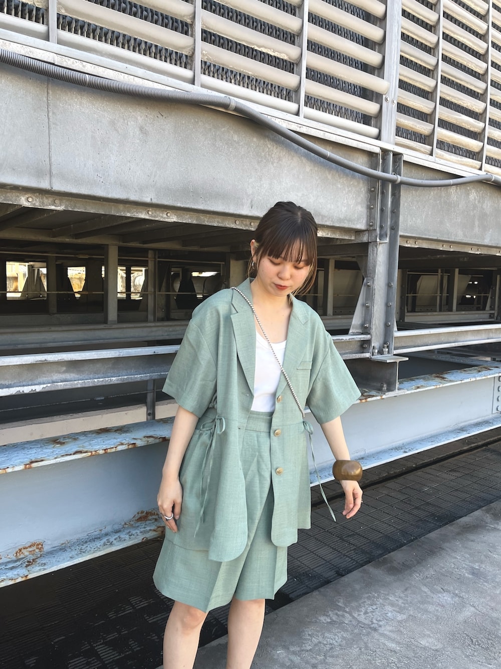 ホワイト系のサンダル、グリーン系のその他パンツ、ホワイト系のタンクトップを着用したレディースの春コーディネートの4枚目の写真