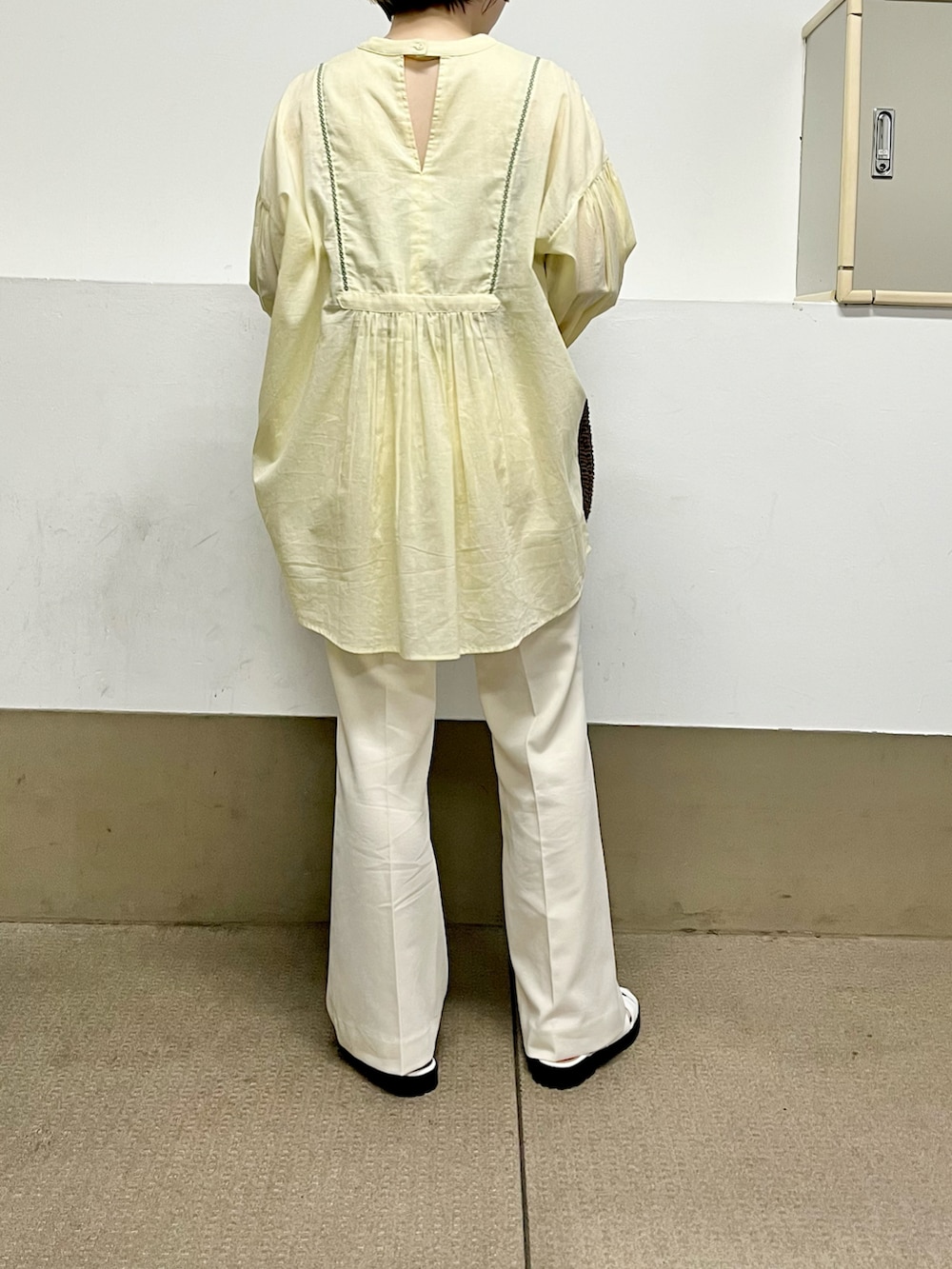 「KBF、kbf_ootd、ブラウス、かごバッグ、お出かけコーデ、フレアパンツ、グルカサンダル、パンツスタイル、ゆるコーデ、ボリューム袖、カジュアルコーデ、カラーコーデ、春夏コーデ、低身長、白パンツ」｜「RODE SKOのラウンドハンドルかごバッグ（ハンドバッグ、ブラウン系）」を使った、serikaさん（レディース・153cm）の春コーディネートの2枚目の写真