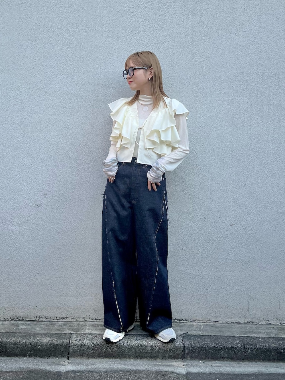 「KBF、kbf_ootd、休日スタイル、デニム、スニーカー、メガネ女子、春コーデ、骨格ナチュラル、フリル、低身長コーデ、低身長、レイヤードスタイル、春のおしゃ見えテクニック」｜「KBFのグラフィックプリントTEE（Tシャツ/カットソー、ホワイト系）」を使った、serikaさん（レディース・153cm）の冬コーディネートの3枚目の写真