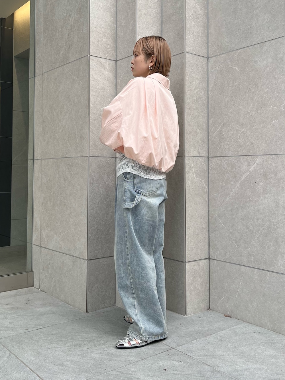 「KBF、kbf_ootd、ロングコート、デニム、シャツスタイル、レース、ステンカラーコート、春コーデ、春アウター、Coming soon…、低身長、低身長コーデ、骨格ナチュラル」｜「KBFのBACKスリットステンカラーコート（ステンカラーコート、グレー系）」を使った、serikaさん（レディース・153cm）の冬コーディネートの4枚目の写真