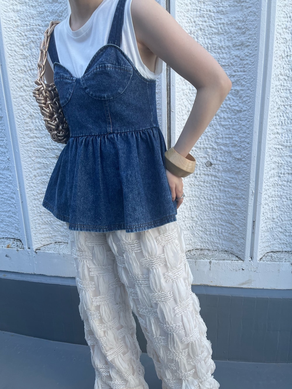 ホワイト系のその他パンツ、イエロー系のサンダル、ブルー系のその他トップスを着用したレディースの春コーディネートの2枚目の写真